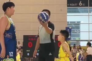 刚满9岁、身高1米85的三年级篮球小将上场，对手：请输入文本