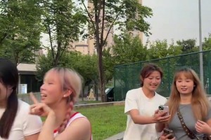 打篮球的女生就是飒！这群野球场妹子一看还是有水平的~