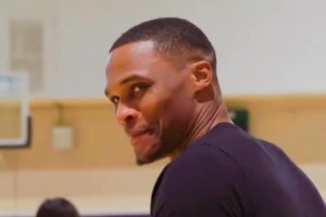 感受到了遗憾 训练营小学员问威少：“你真的是NBA球员吗？